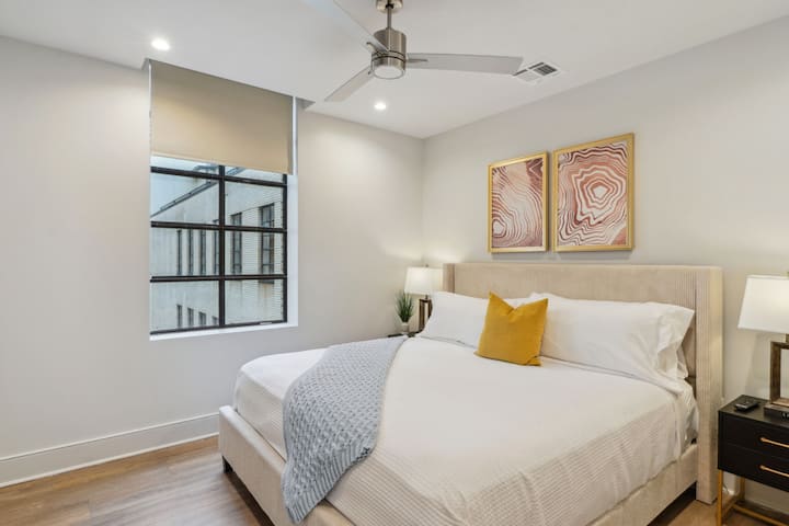 Საძინებელი კომფორტული საწოლით + სმარტ-ტელევიზორით