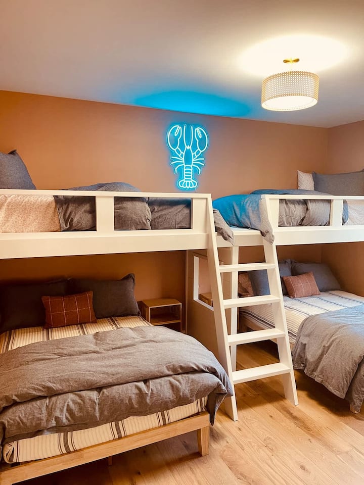 Dva velika kreveta ispod s dva odvojena kreveta iznad. 