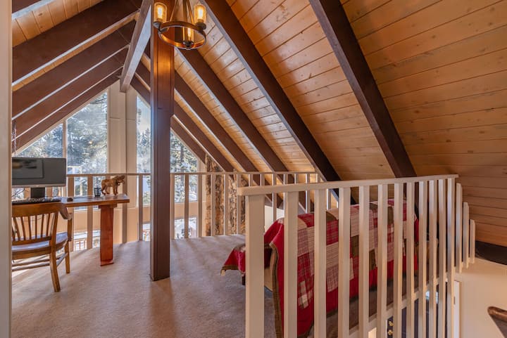 Bright and sunny Loft on the Upper floor with nice local views