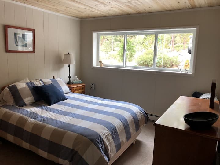 1st floor bedroom with Queen