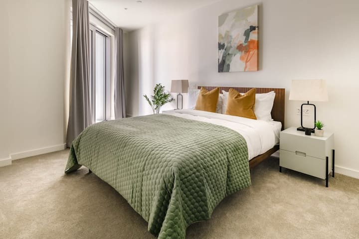 Stunning 3 Bed in Battersea w/ Pool, Gym & Rooftop