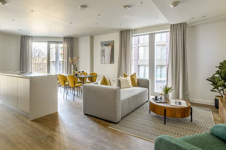 Stunning 3 Bed in Battersea w/ Pool, Gym & Rooftop gallery image 5