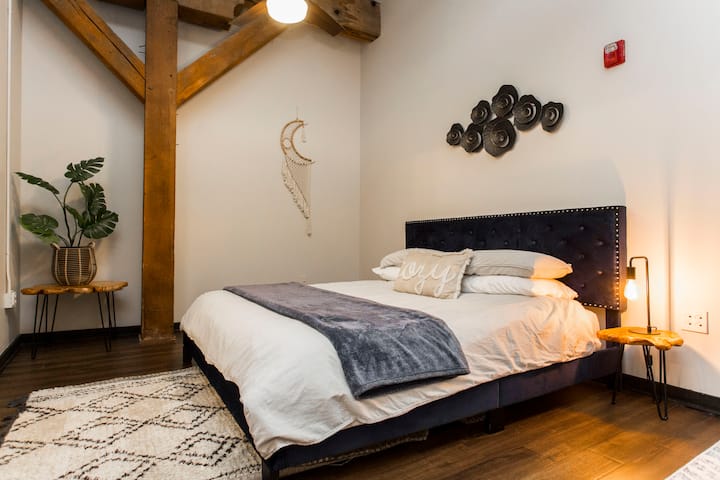 Spálňa s manželskou posteľou King