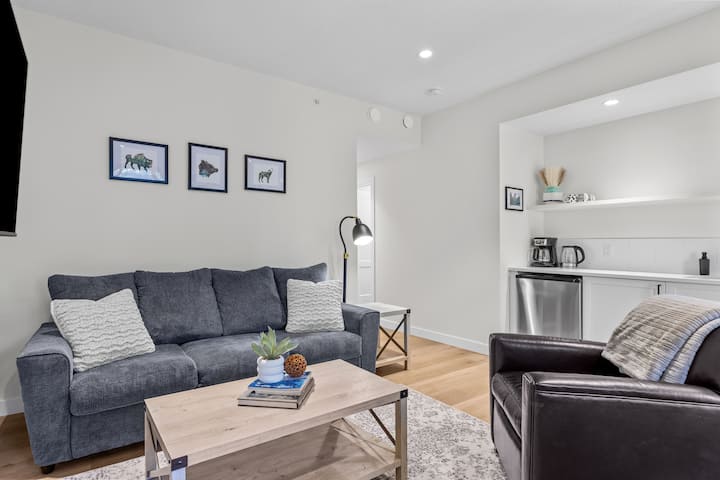 Cougar Peak Lodge- Private 1 Bedroom Suite - Canmore