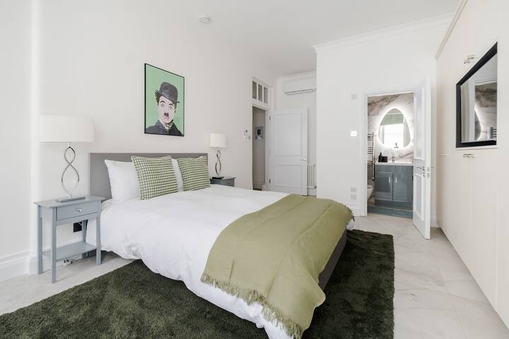 Luxurious 2BR Oasis in South Kensington w/ Air Con gallery image 3