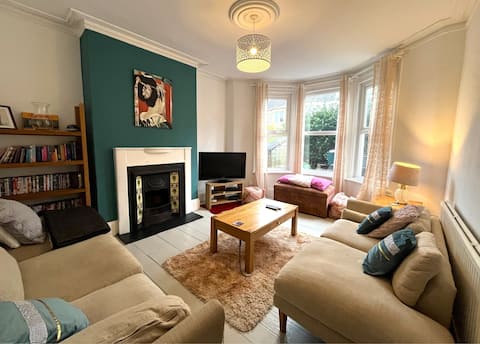 Popular Airbnb listing: Charming cottage retreat with garden – sleeps 12 in Horfield