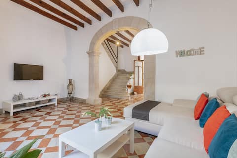Successful Airbnb property: Charming Sa Pobla Retreat: 4BR, Pool, Sleeps 8 in Sa Pobla