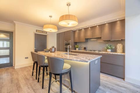 Elegant 4-Bed |Private Garden |Parking By Tempstay