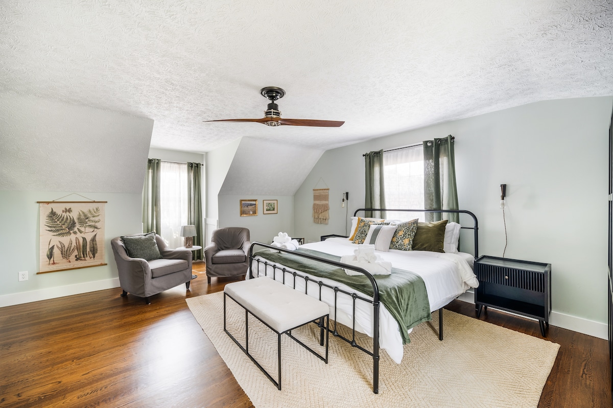 Bedroom #4 - Huge master bedroom on 2nd floor w/ seating area and private bathroom!