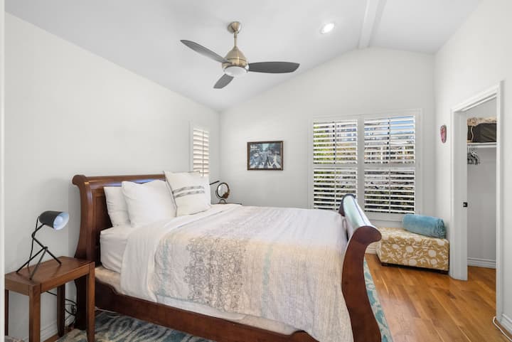 Schlafzimmer 2 ist ein heller, gemütlicher Rückzugsort im Schlafzimmer