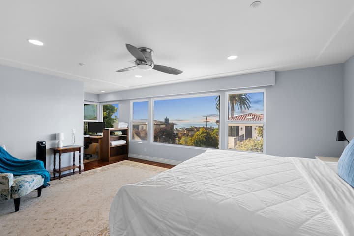 Schlafzimmer 1 ist ein helles Zimmer mit Meerblick