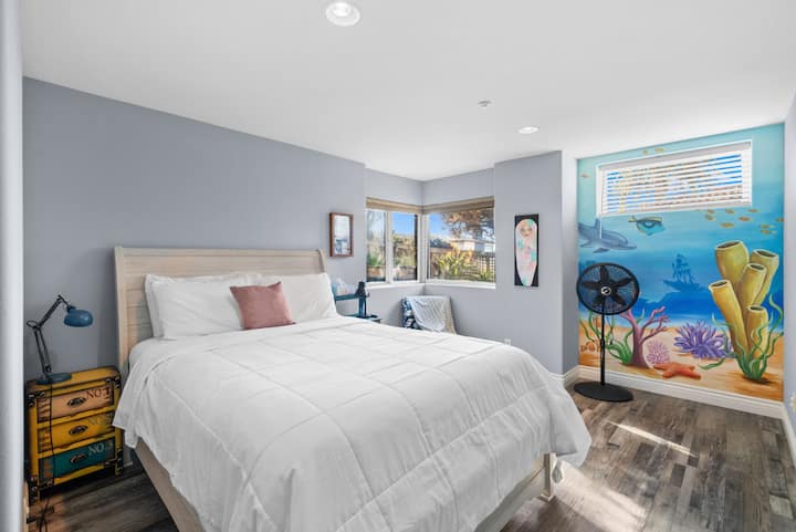 Schlafzimmer 3 ist ein gemütliches Schlafzimmer mit Meerblick