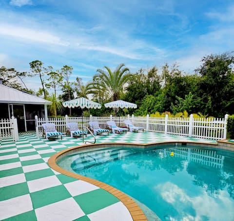 Luxurious retreat for 18 - Pool| Jacuzzi|BBQ|Lanai