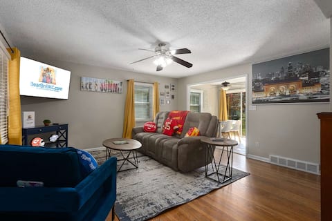 Charming Home|4 KingBeds|Fenced Yard|Fire pit