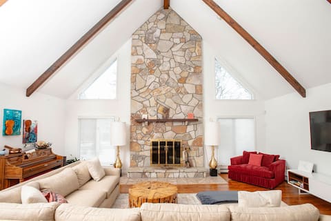 Hudson Valley Luxe Retreat w/ Hot Tub, Pool & Gym!