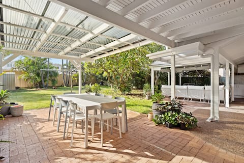Newly Renovated paradise, walk to beach/rockpools.