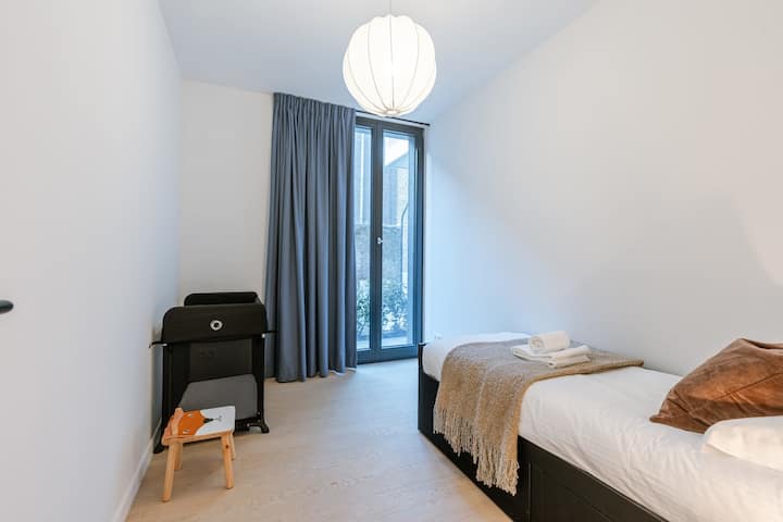 Jednolôžková spálňa s balkónom a pokojnou atmosférou.