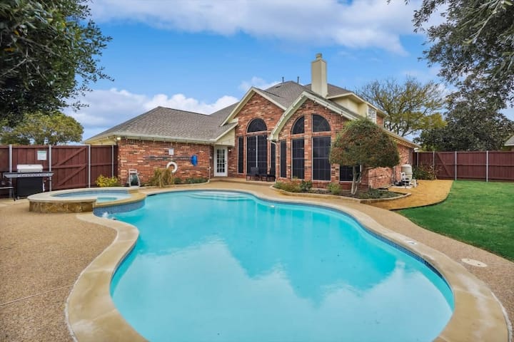 Modern, Spacious - Pool & Backyard Oasis & Cinema - Rowlett, TX