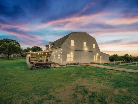 Scenic Barndominium, Hot tub & Separate Suite