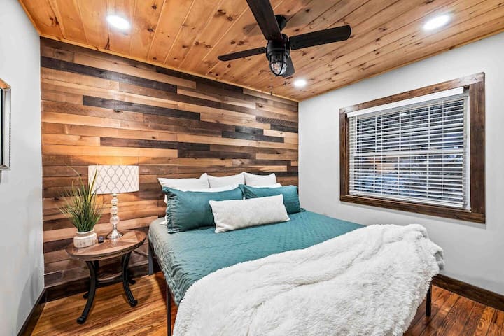 El dormitorio de invitados cuenta con una nueva cama tamaño king con lujosas sábanas/mantas y una televisión inteligente.
