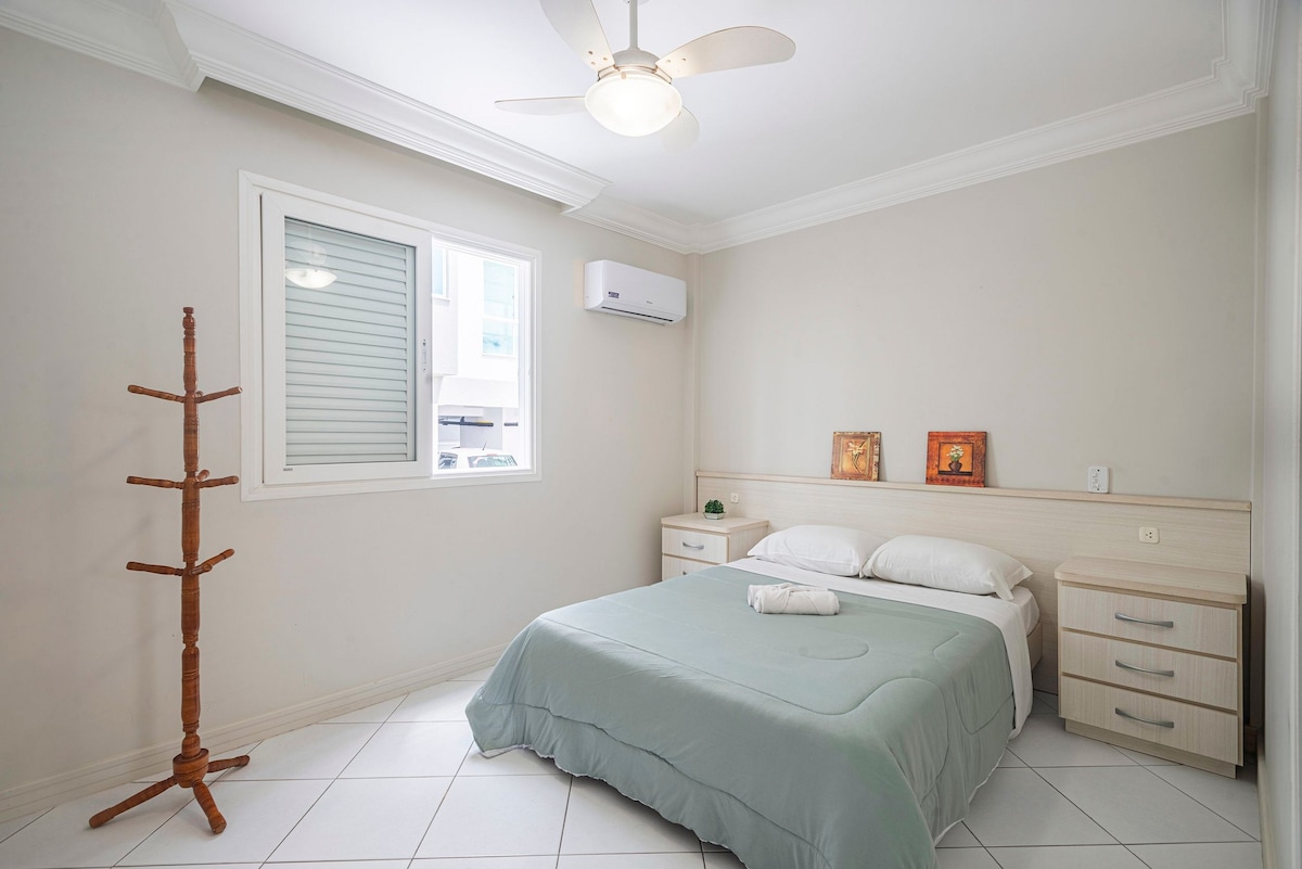 Dormitorio con 1 aire acondicionado.