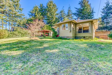 Delightful 3BR | Deck | Firepit | W/D