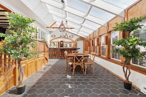 The Birch 13BR Villa  2 min from Mt. Snow Hot Tub