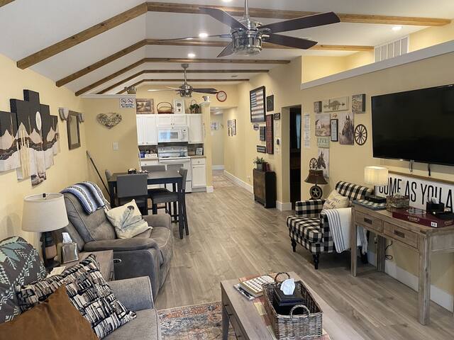 Cowtown Outpost-Less than 4 minutes to StockYards- gallery image 3