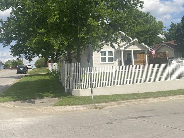 Cowtown Outpost-Less than 4 minutes to StockYards- gallery image 4