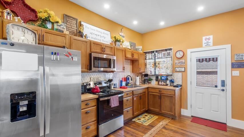 Patriot Outpost – Sleeps 8 – Just 3/4 Mile from St gallery image 4