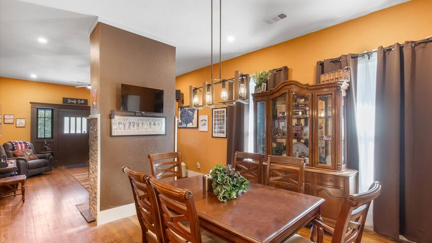 Patriot Outpost – Sleeps 8 – Just 3/4 Mile from St gallery image 5