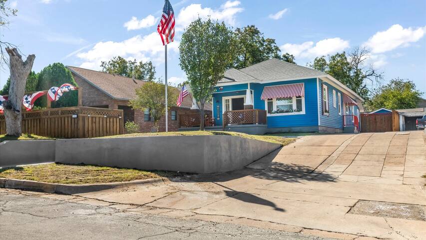 Patriot Outpost – Sleeps 8 – Just 3/4 Mile from St gallery image 3