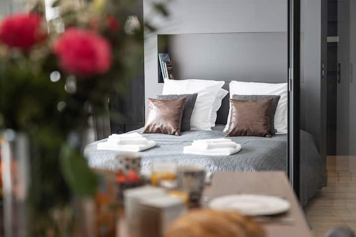 La chambre est dotée d'un lit coffre de 160x200cm.