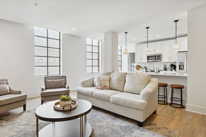 Elegant 4BD w/Pool – Walk to a Saints Game!