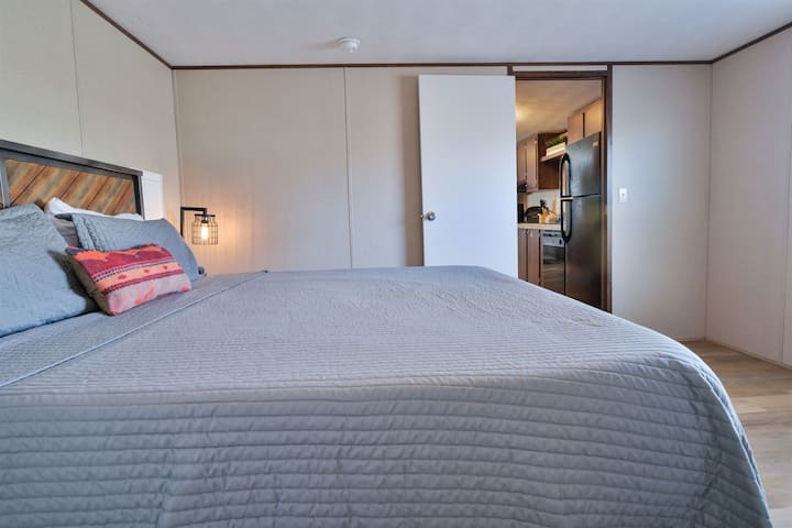 Primárna spálňa s manželskou posteľou a vlastnou kúpeľňou