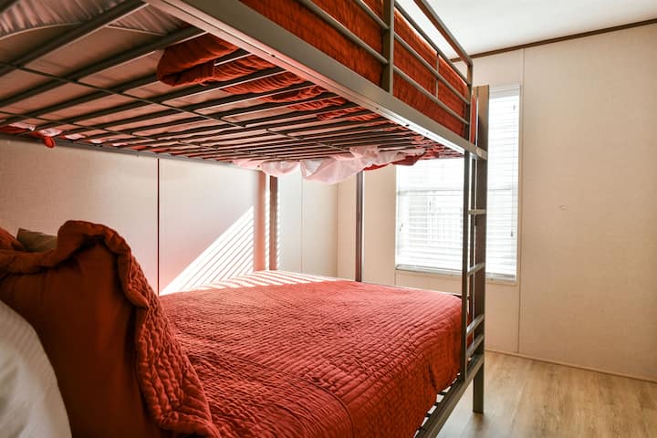 Spálňa s 3 poschodovými posteľami s manželskou posteľou