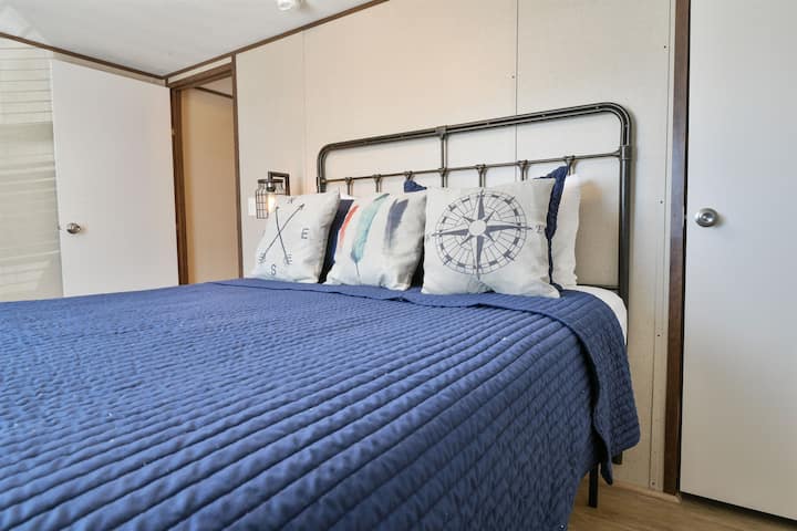 Spálňa - 2 menšie manželské postele