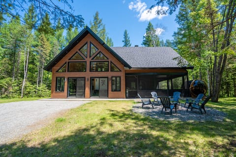 Adventurer's Chalet | River & Kayaks | Hot Tub | Sauna