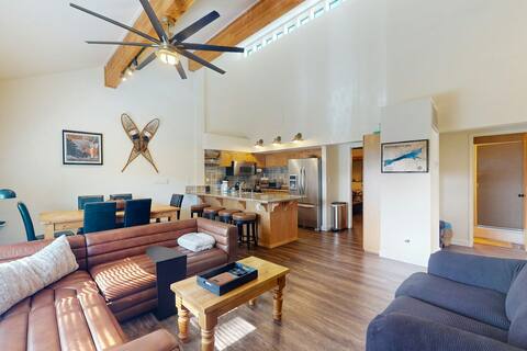 Comfortable 3BR condo near China Peak with W/D
