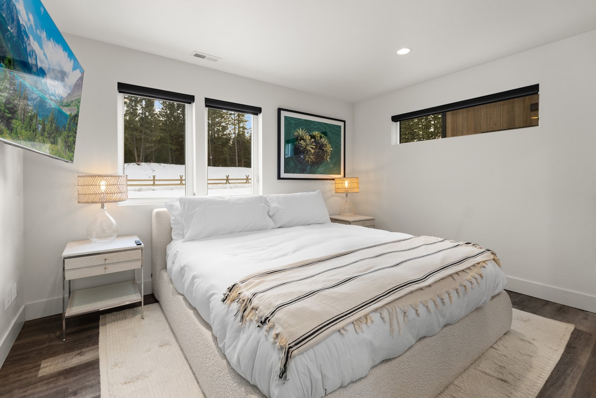 Glavna spavaća soba: čeka vas osvijetljeno utočište s pogledom na planine, mekanom posteljinom i mirnim uređenjem! – King 