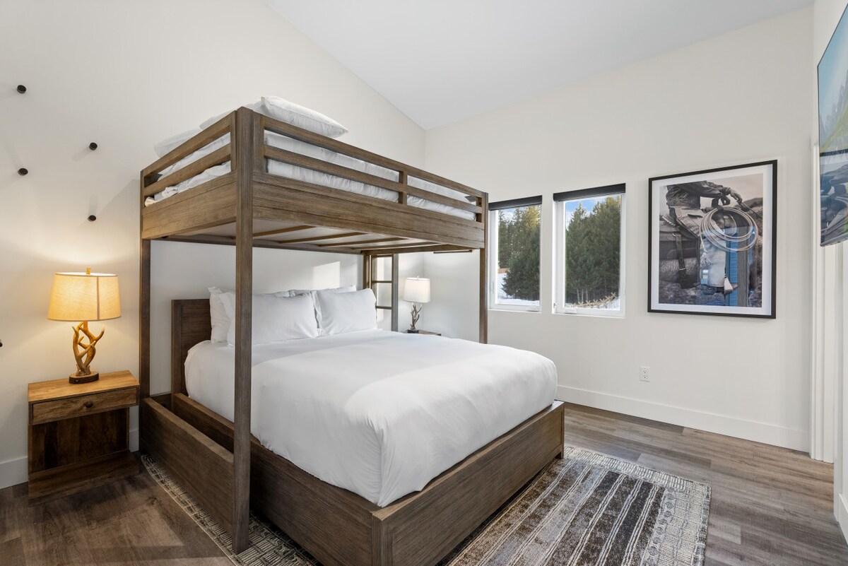 Soba s krevetom na kat: savršena za obitelji, s elegantnim krevetom na kat i predivnim pogledom na planine! Spavaća soba 2 s bračnim krevetom (širine 150-179 cm) i punim krevetom