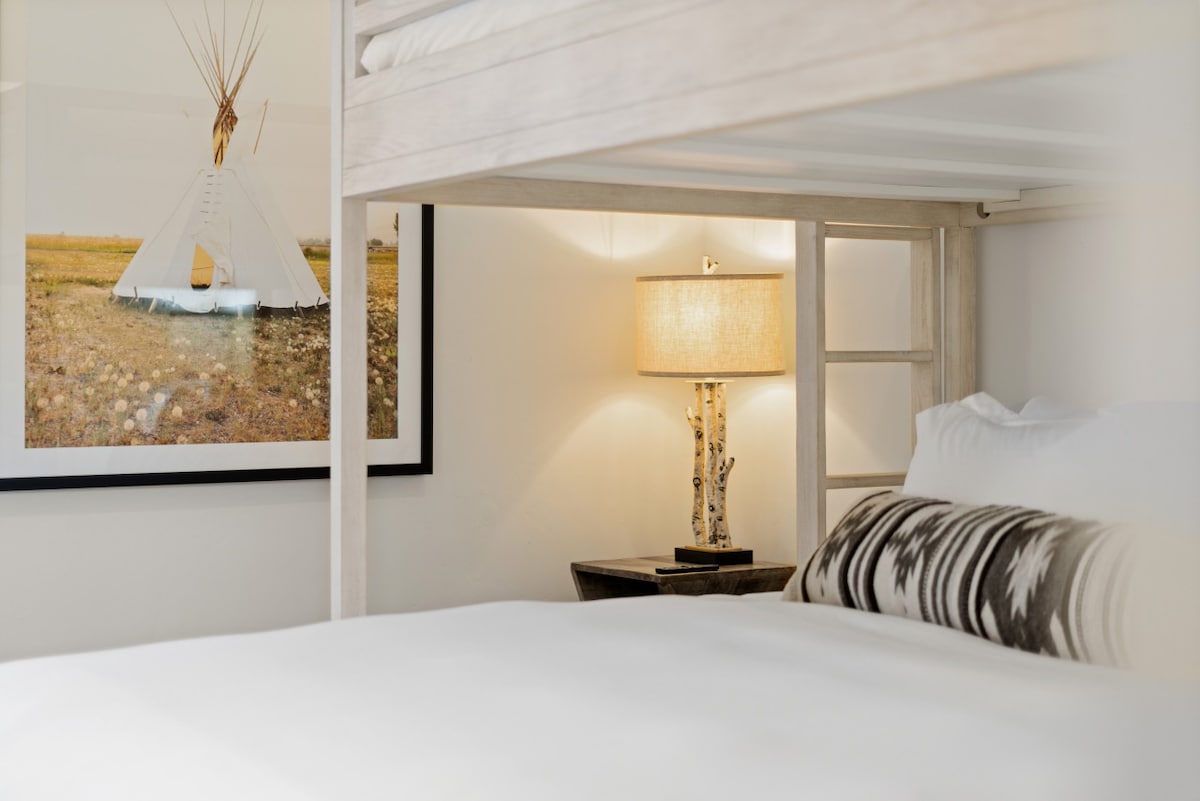 Opustite se u ovom smještaju koji se odlikuje umjetničkim ukrasima i zabavnim krevetima na kat za savršen odmor u planinama!