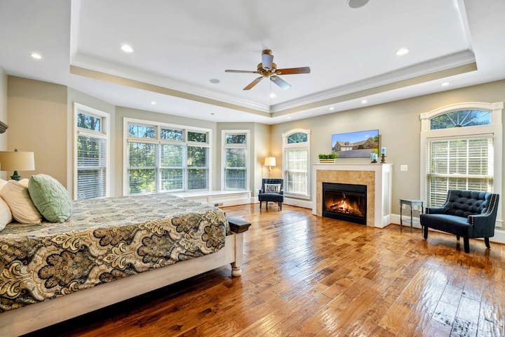 Suite Principal: una cama king, una chimenea y ventanales con vistas al mar llenan esta espaciosa habitación de calidez y luz natural.