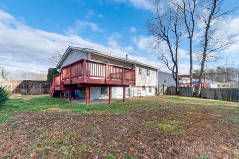 Backyard + Deck: Family-Friendly Lorton Home!