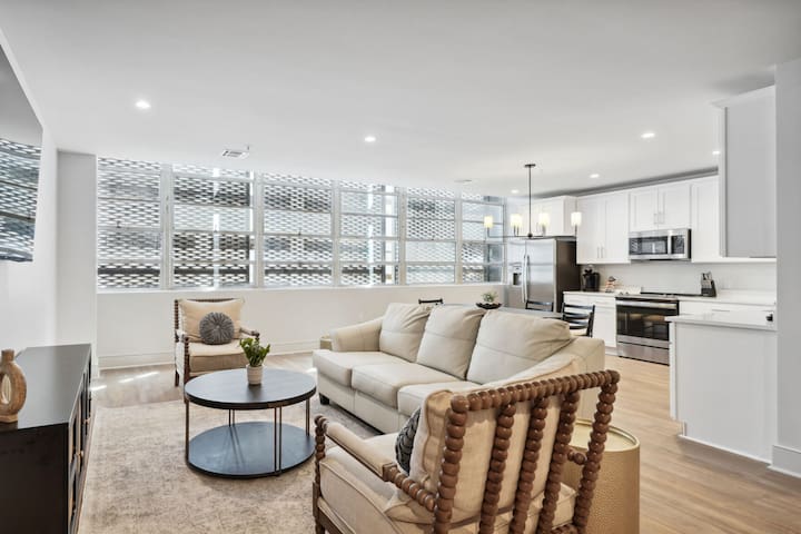 Luxe Unit Near Superdome – Walk to a Saints Game!