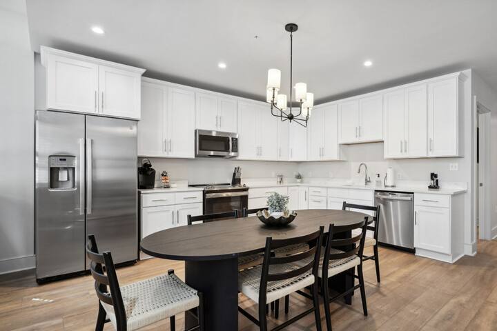 Luxe Unit Near Superdome – Walk to a Saints Game! gallery image 4