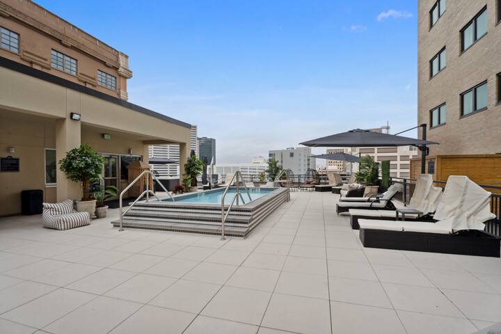 Luxe Unit Near Superdome – Walk to a Saints Game! gallery image 2