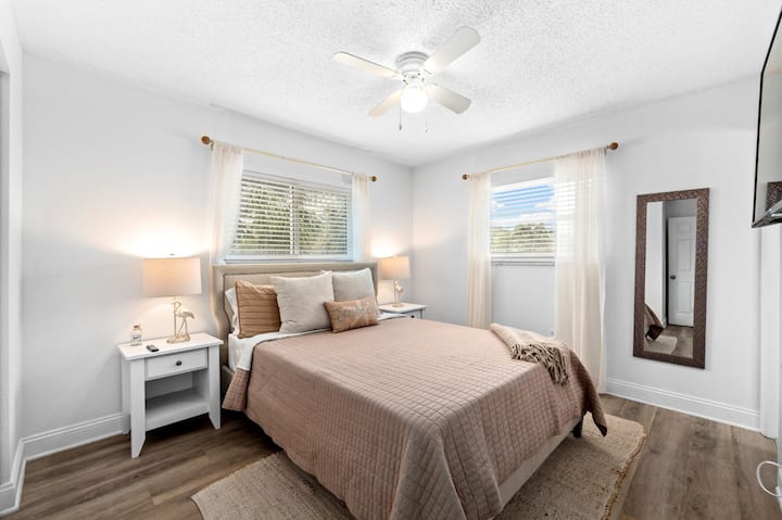 Dormitorio principal con TV inteligente y en suite: Pack N Play siempre en el sitio