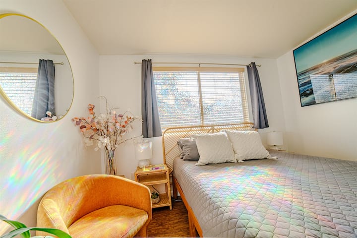 A confortável cama queen size no quarto privado ajudará você a dormir depois de um dia divertido na praia.