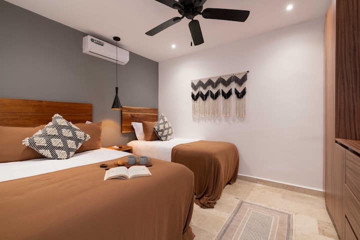 Duplica la comodidad, duplica la alegría en nuestro espacioso dormitorio de 2 camas tamaño queen.